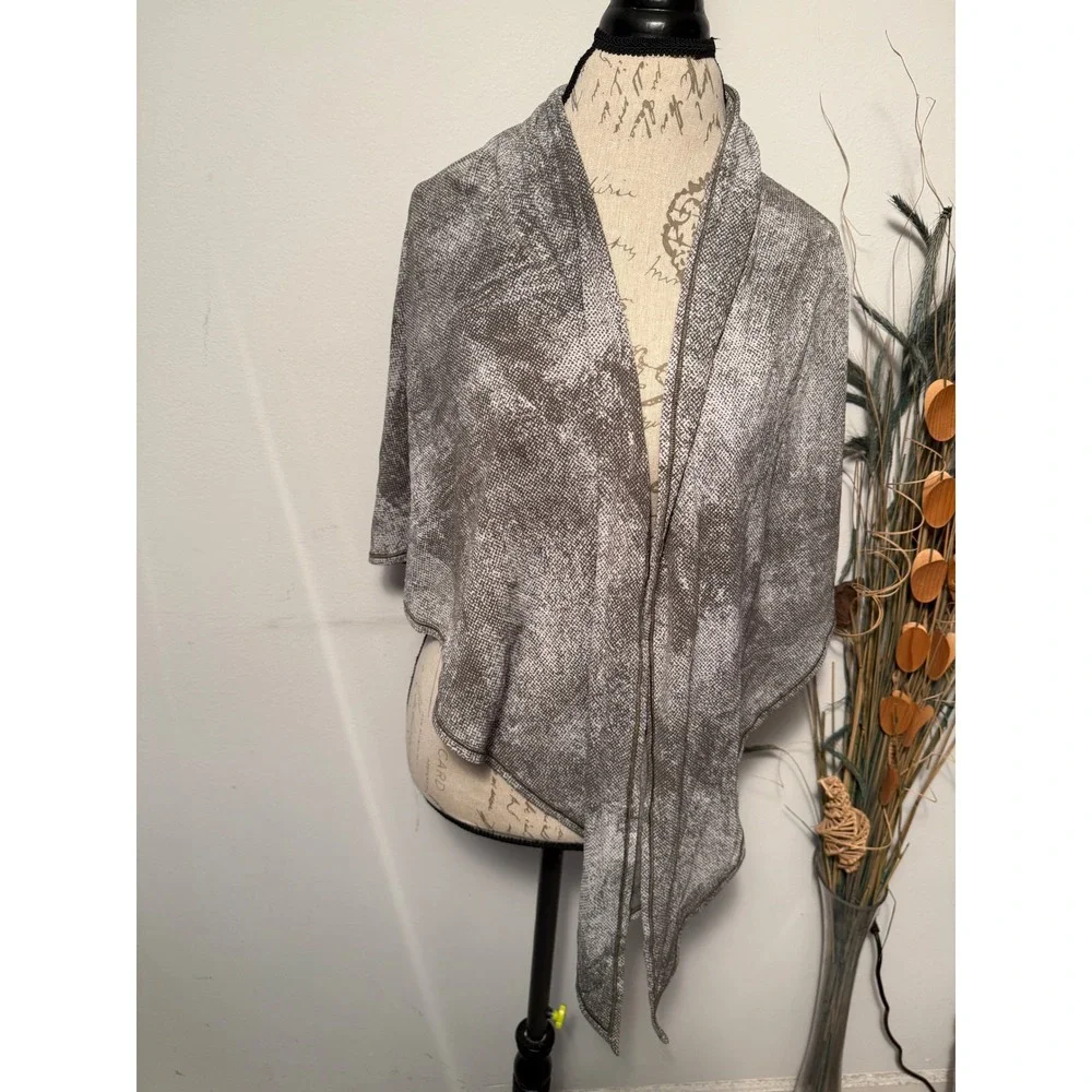 Lululemon Grey White Textured Knit Wrap Scarf Poncho One Size OS‎ Anti-Odor